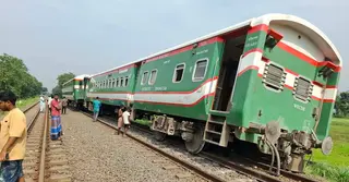 টাঙ্গাইলে ট্রেন লাইনচ্যুত, উদ্ধার কার্যক্রম শুরু; ৪ সদস্যের তদন্ত কমিটি গঠন